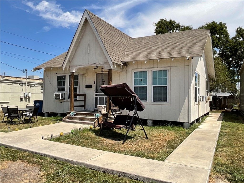 213 S Mccall St, Sinton, TX 78387 — exterior