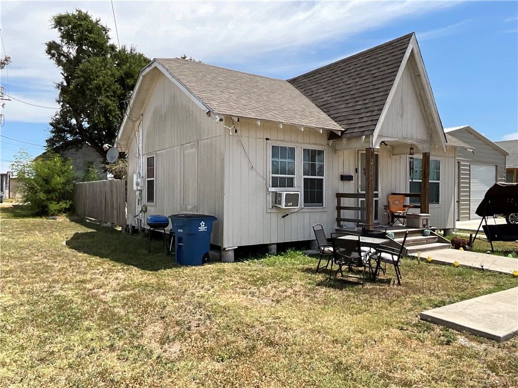 213 S Mccall St, Sinton, TX 78387 — photo 2
