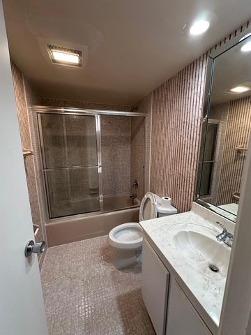 3850 Oaks Clubhouse Dr 403, Pompano Beach, FL 33069