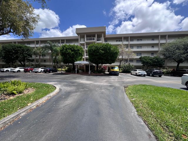 3850 Oaks Clubhouse Dr 403, Pompano Beach, FL 33069
