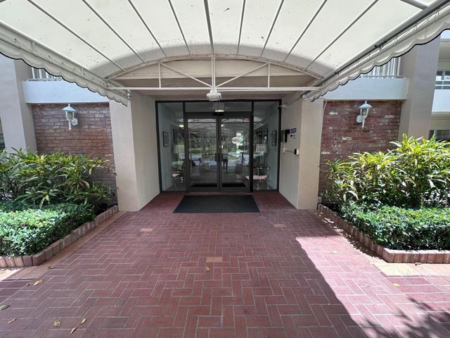 3850 Oaks Clubhouse Dr 403, Pompano Beach, FL 33069