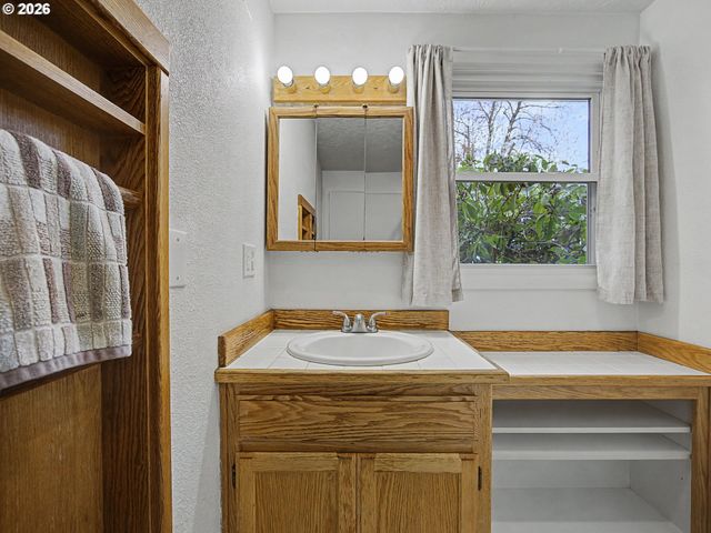 8695 Se ROOTS Rd, Clackamas, OR 97015