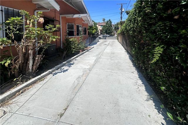 1558 N Kenmore, Los Angeles, CA 90027