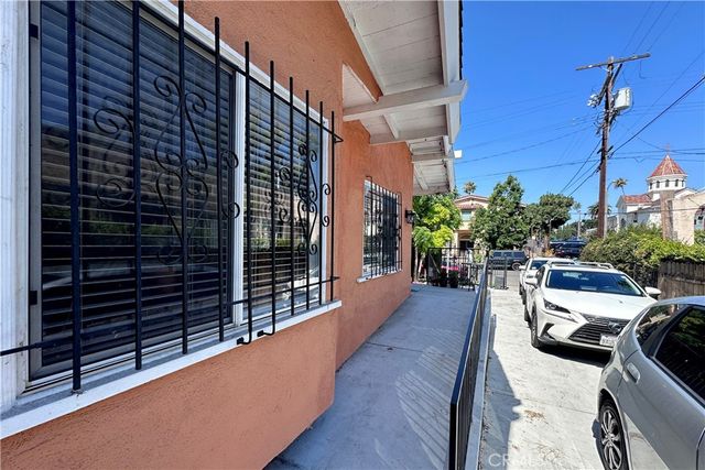 1558 N Kenmore, Los Angeles, CA 90027