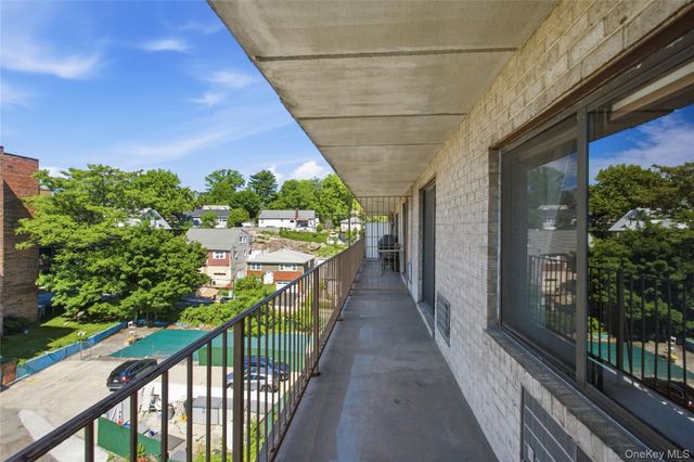 687 Bronx River Road 6C, Yonkers, NY 10704