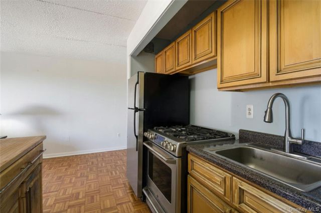 687 Bronx River Road 6C, Yonkers, NY 10704