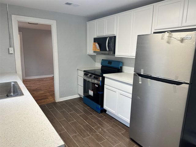 912 W Cleveland Street, Alvin, TX 77511