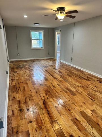 912 W Cleveland Street, Alvin, TX 77511