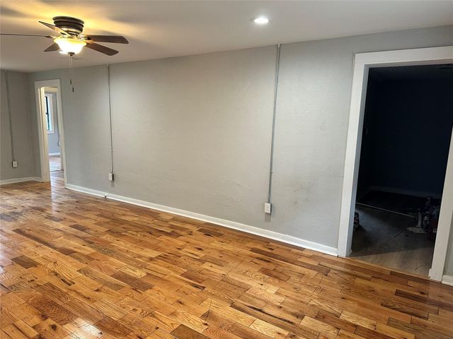 912 W Cleveland Street, Alvin, TX 77511