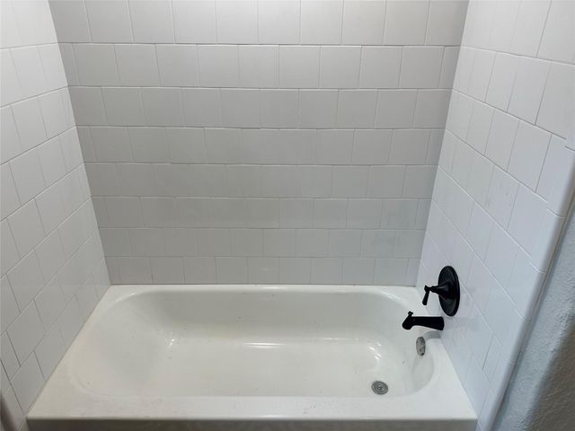 912 W Cleveland Street, Alvin, TX 77511