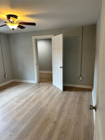 912 W Cleveland Street, Alvin, TX 77511