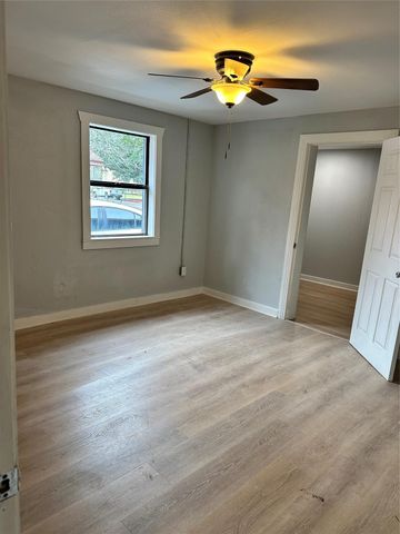 912 W Cleveland Street, Alvin, TX 77511