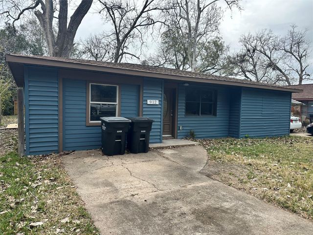 912 W Cleveland Street, Alvin, TX 77511