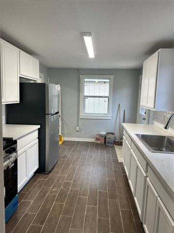 912 W Cleveland Street, Alvin, TX 77511