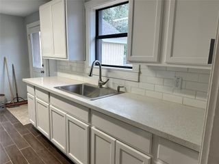 912 W Cleveland Street, Alvin, TX 77511