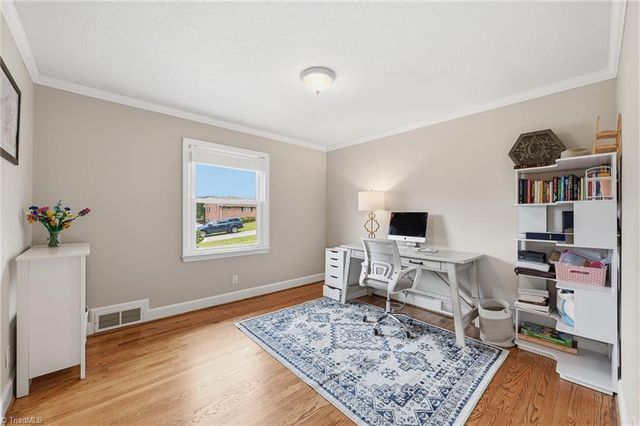 136 Queensbury Road, Winston-salem, NC 27104