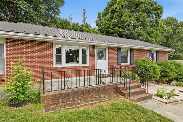 136 Queensbury Road, Winston-salem, NC 27104