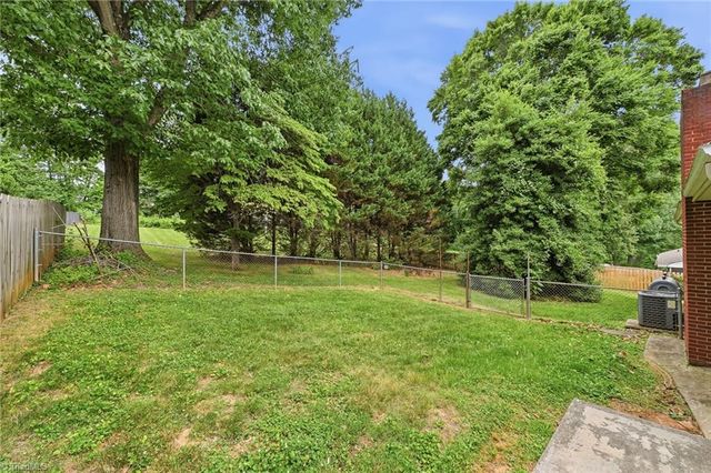 136 Queensbury Road, Winston-salem, NC 27104