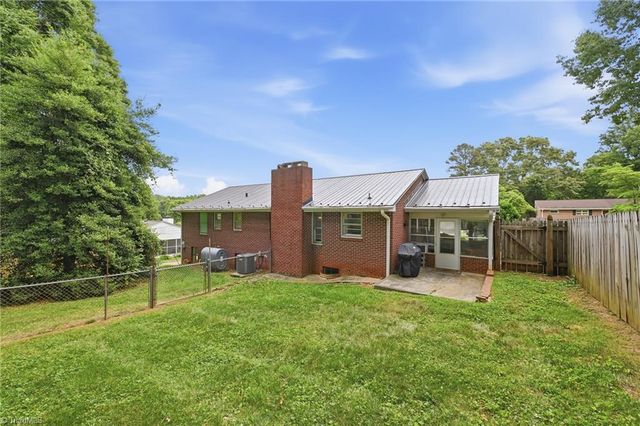 136 Queensbury Road, Winston-salem, NC 27104
