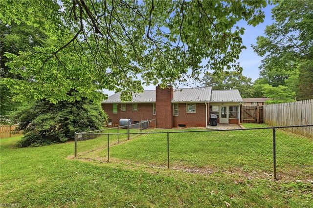 136 Queensbury Road, Winston-salem, NC 27104