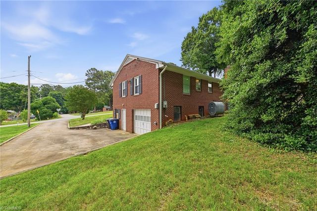 136 Queensbury Road, Winston-salem, NC 27104