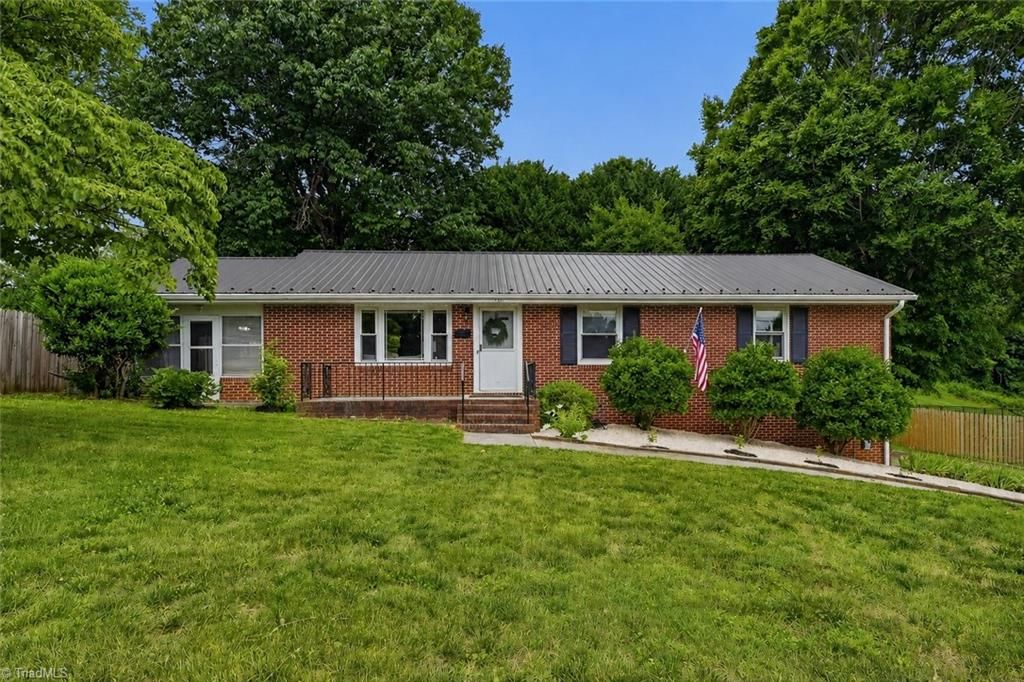 136 Queensbury Road, Winston-salem, NC 27104