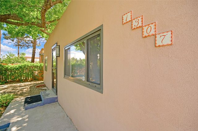 1307 Camino Sierra Vista, Santa Fe, NM 87505