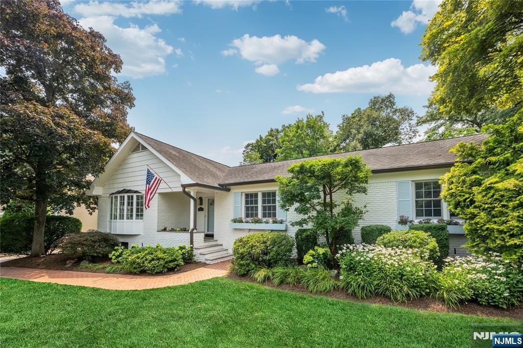110 Ackerman Avenue, Ho-ho-kus, NJ 07423