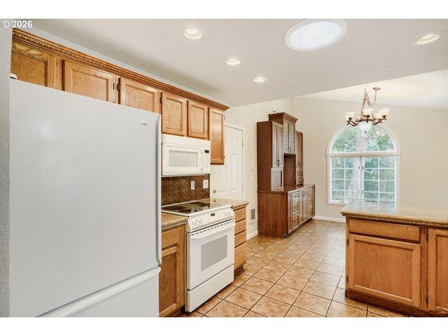 951 MILL St, Silverton, OR 97381