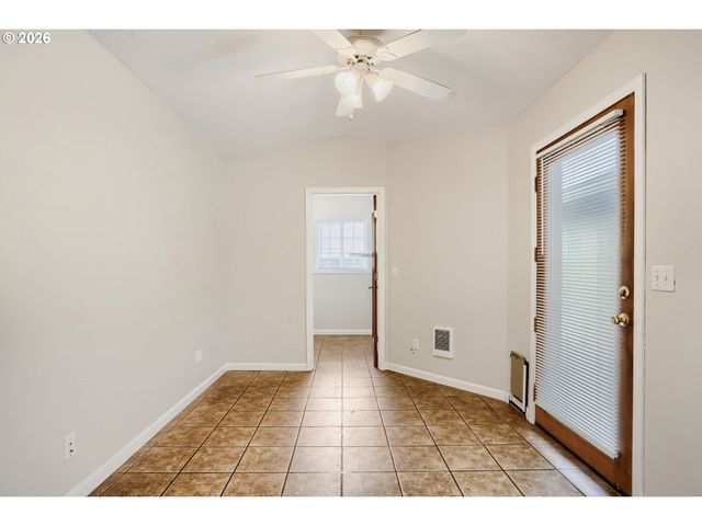 951 MILL St, Silverton, OR 97381