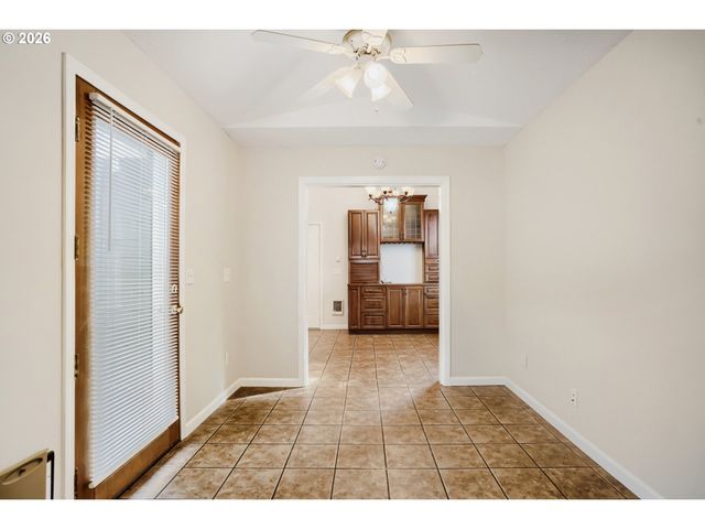 951 MILL St, Silverton, OR 97381