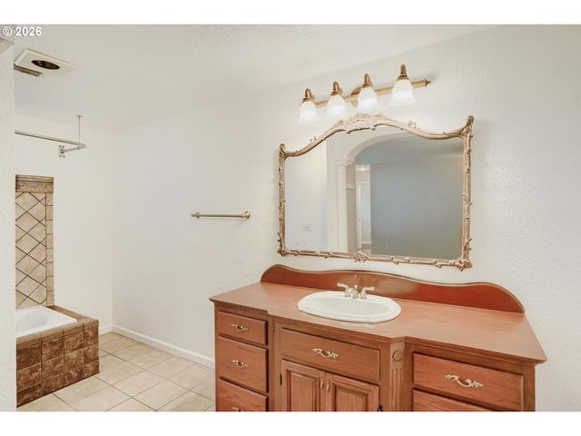 951 MILL St, Silverton, OR 97381