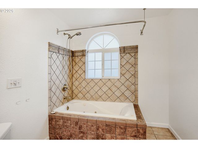 951 MILL St, Silverton, OR 97381