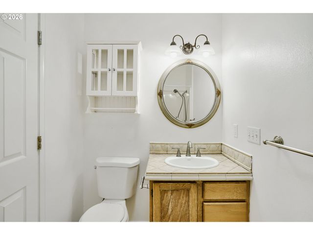 951 MILL St, Silverton, OR 97381