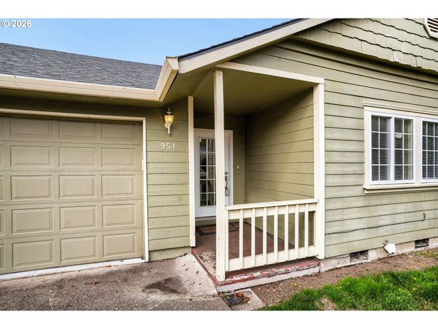 951 MILL St, Silverton, OR 97381