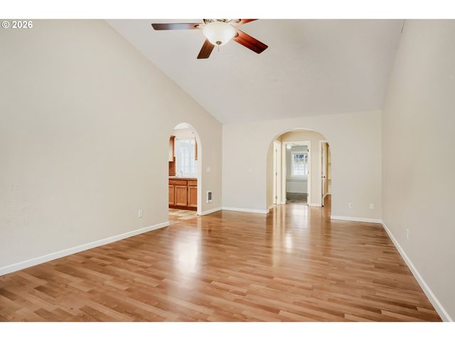 951 MILL St, Silverton, OR 97381