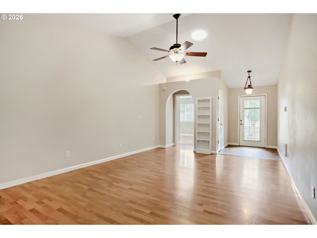 951 MILL St, Silverton, OR 97381