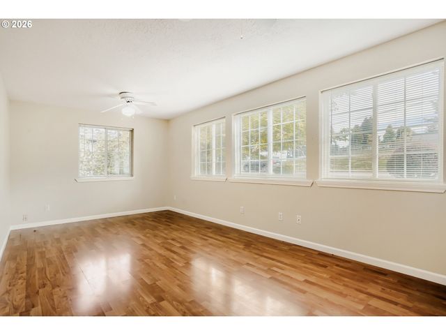 951 MILL St, Silverton, OR 97381