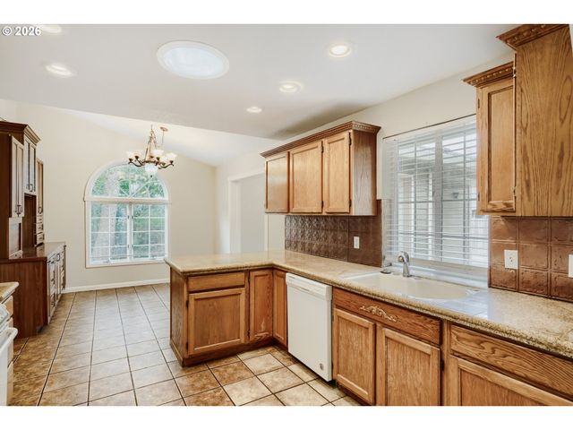 951 MILL St, Silverton, OR 97381