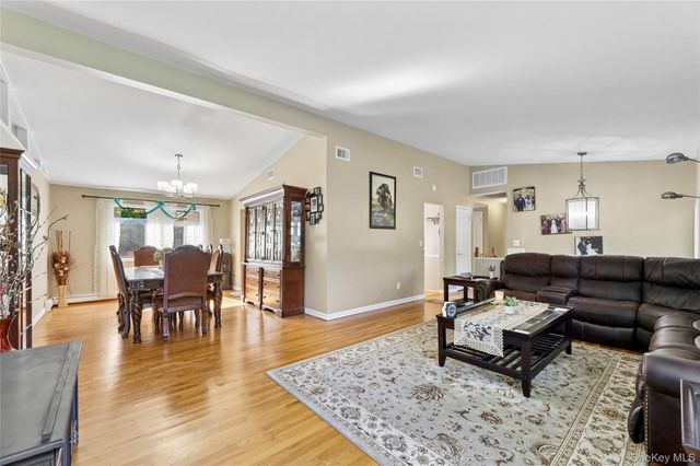 5 Shagbark Court, New City, NY 10956