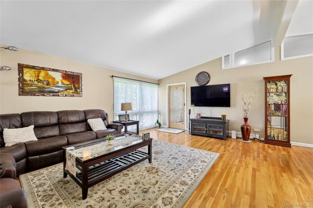 5 Shagbark Court, New City, NY 10956