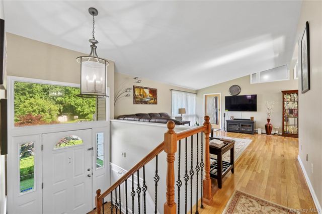 5 Shagbark Court, New City, NY 10956