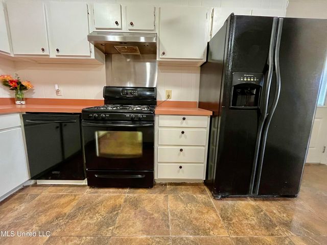 2 Lexington Place, Gulfport, MS 39507