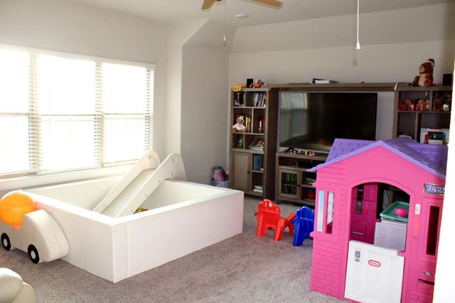 174 Gullivers DR, Elgin, TX 78621