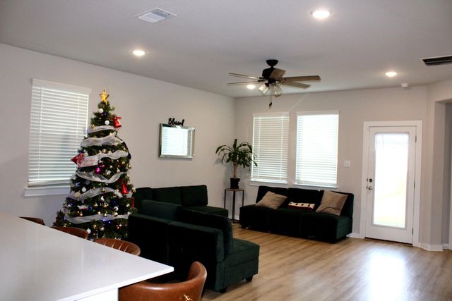 174 Gullivers DR, Elgin, TX 78621