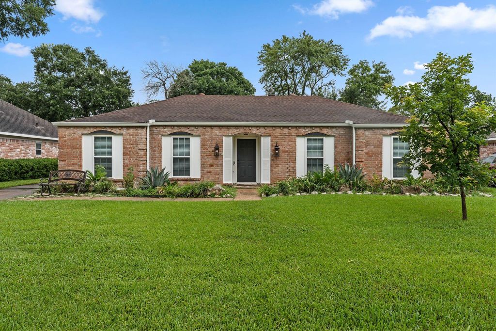 13714 Lynnwood Lane, Sugar Land, TX 77498