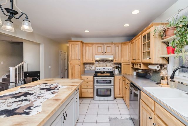 24 Cala Ave, Tiverton, RI 02878