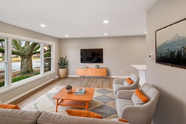 555 N Cherry Drive, Glenwood, IL 60425