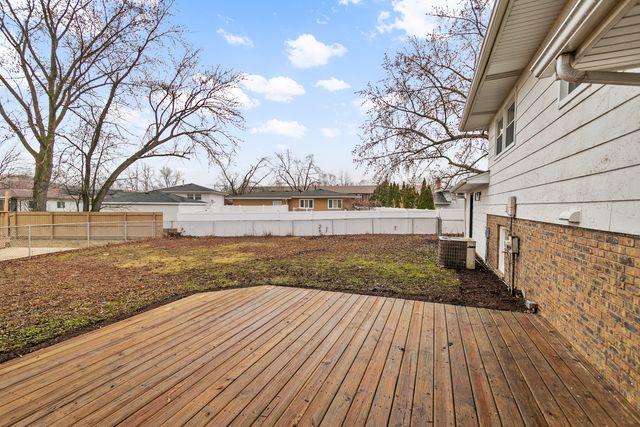 555 N Cherry Drive, Glenwood, IL 60425