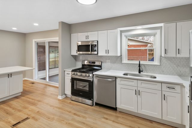 555 N Cherry Drive, Glenwood, IL 60425